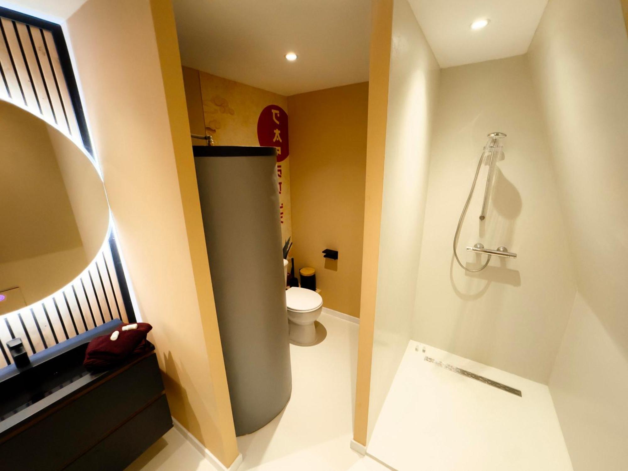 Capsule Lotus-Balneo-Sauna-Billard-Nintendo Hastiere-par-dela Exterior foto